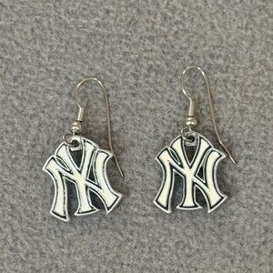 New York Yankees- NY Logo MLB French Hook Earrings- Like New